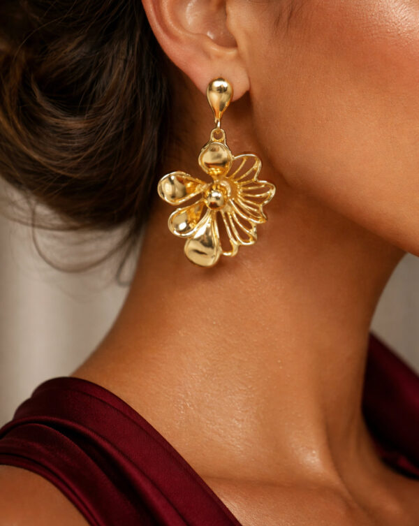 Post-2 Aretes topo flor malva modelo Moiras