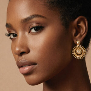 Aretes sol radiante Moiras modelo