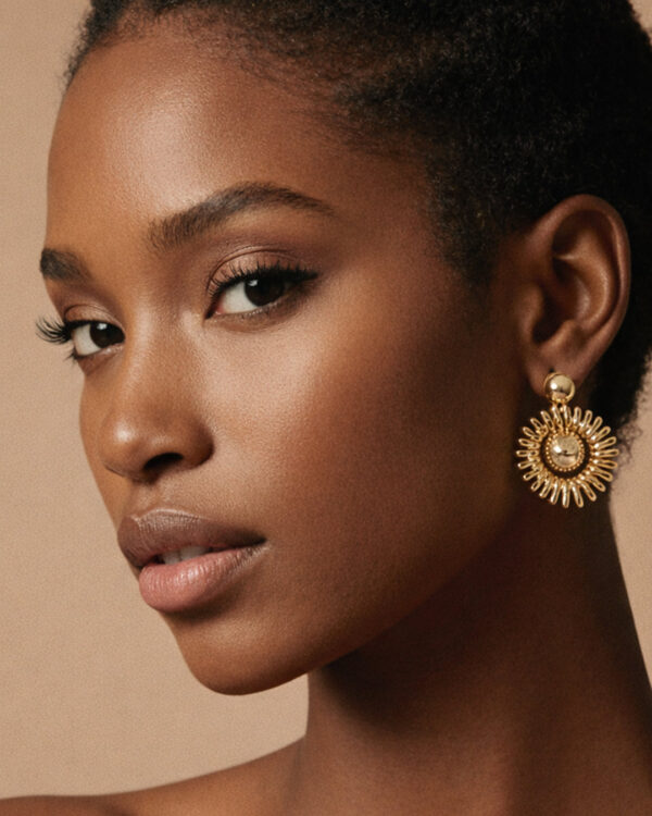 Aretes sol radiante Moiras modelo